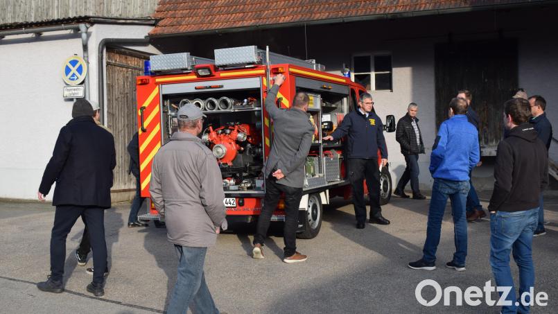 Ein Feuerwehrauto steht bei der Feuerwehr Dürnersdorf ganz oben auf der Bedarfsliste. Jetzt besichtigten Feuerwehr und Gemeinderat ein gebrauchtes Fahrzeug. Bild: bnr