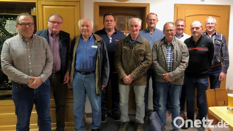 Der alte und neue Vorsitzende Georg Neugirg (links) hat eine bewährte Mannschaft an seiner Seite (von links): Zweiter Bürgermeister und Schriftführer Herbert Mattes, Kassier Helmut Zwack, Zweiter Vorsitzender Michael Ruland, Dritter Vorsitzender Willibald Weidner, Kassenprüfer Heinz Kraus, Beisitzer Martin Panzer, Kassenprüfer Volkmar Sirtl, Beisitzer Klaus Neugirg und Rainer Schwingshandl. Bild: att