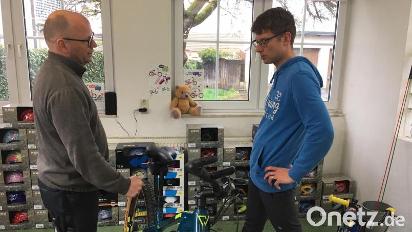 Robert Kostner (links) beschreibt Florian Haberkorn den Umbau des E-Bikes auf dessen Bedürfnisse. Bild: ihl