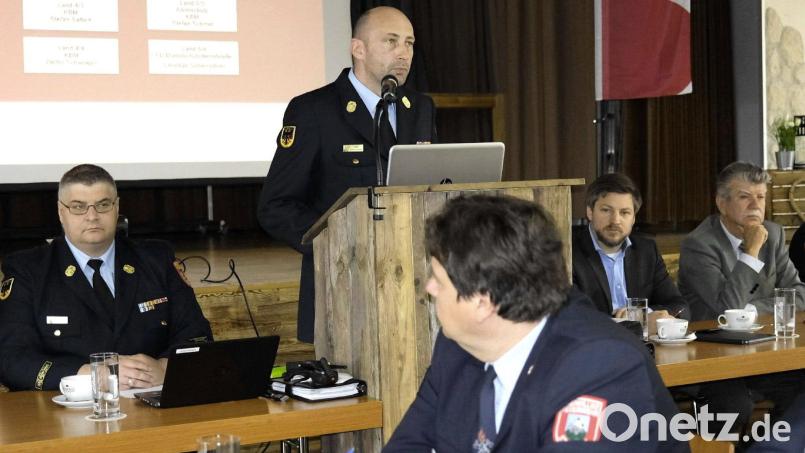 Bei der Kommandantenversammlung in Schwarzenfeld zog Kreisbrandrat Christian Demleitner (am Rednerpult) eine positive Bilanz und kündigte Jubiläumsfeiern zum 50-jährigen Bestehen des Landkreisfeuerwehrverbandes an. Bild: Hirsch