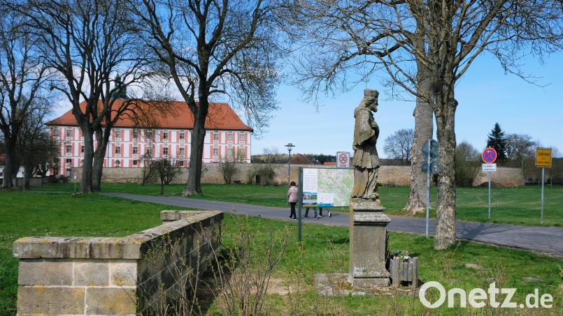 Der Brückenheilige weist den Weg: Die Statue des heiligen Johannes Nepomuk vor der südlichen Einfahrt zum Klosterdorf ist Ausgangspunkt für die geplanten Themenwege. Bild: do