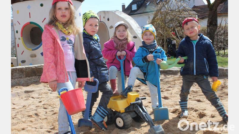 Mit allerlei Werkzeug in der Hand wollen die Kindergartenkinder endlich ihren Naschgarten anlegen. Bild: fks