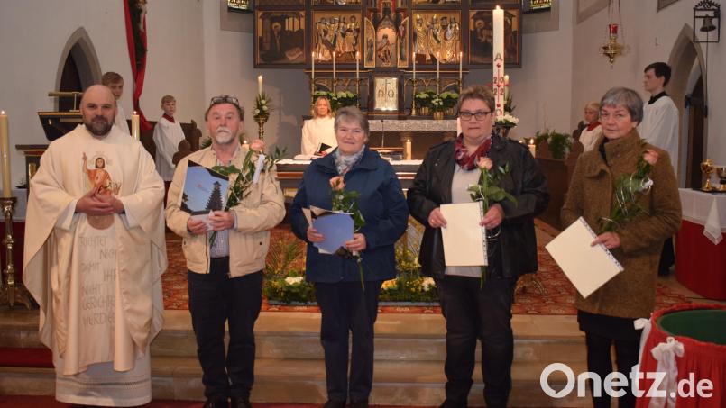 Pfarrer Hans Spitzhirn verabschiedete vier Pfarrgemeinderäte, die sich durch ihre engagierte Mitarbeit verdient gemacht haben. Josef Schwandner (Zweiter von links) und Edeltraud Meier (Mitte) wurden mit der Bischof-Johann-Michael-von-Sailer-Medaillie ausgezeichnet. Ingrid Duschner (Zweite von rechts) und Christine Prüll (rechts) wurde mit Rosen und Urkunde gedankt. Bild: bnr