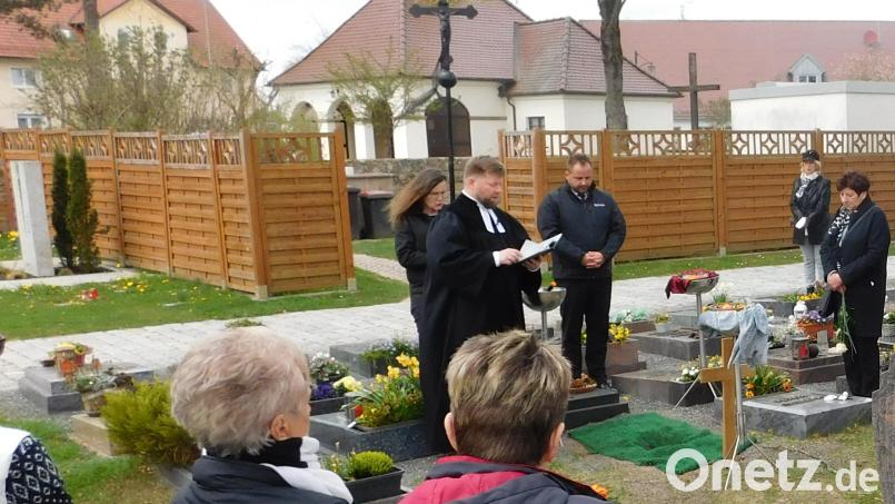 Pfarrer Hannes Kühn hielt auf dem Friedhof die Traueransprache für Irmgard Küchler. Bild: hai