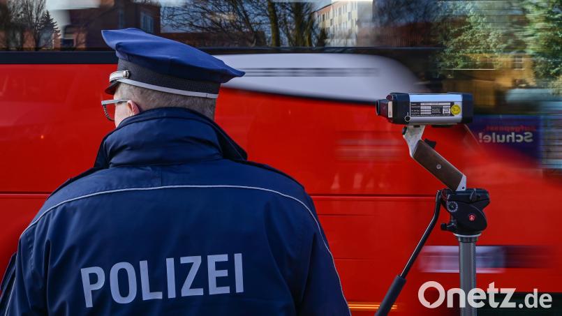 Auch im März gab es wieder traurige Spitzenreiter, die viel zu schnell unterwegs waren und geblitzt wurden. Symbolbild: Patrick Pleul/dpa