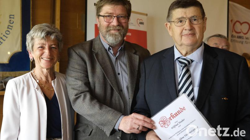 Kreisvorsitzende Ulrike Roidl (links) und Bezirksvorsitzender Bernhard Feuerecker (Mitte) verliehen Wilfried Neuber (rechts) die Verdienstspange in Gold des AWO-Bezirksverbandes Niederbayern/Oberpfalz. Bild: Hirsch