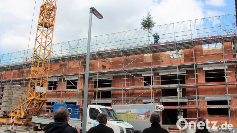 Das Richtfest in der Bürgermeister-Högl-Straße ging am Freitagmittag über die Bühne. Bild: stg