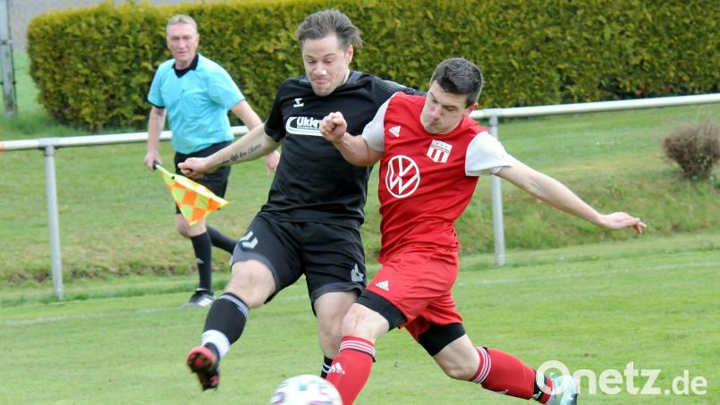 Tim Andörfer (links) von der SG Schwarzenbach/Förbau kommt in dieser Szene vor dem Konnersreuther Lukas Baumgärtner zum Flanken. Die Oberfranken entschieden das Spitzenspiel der Kreisliga Süd letztendlich für sich. Bild: heh