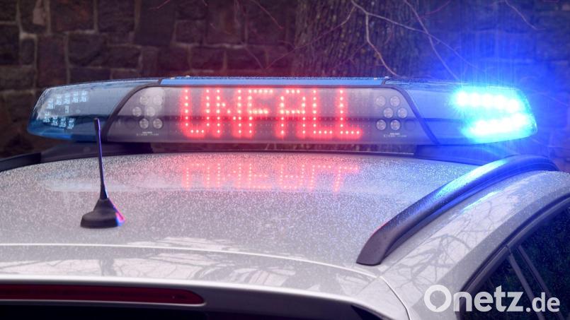 Die Leuchtschrift „Unfall“ auf dem Dach eines Polizeiwagens. Bild: Carsten Rehder/dpa/Symbolbild