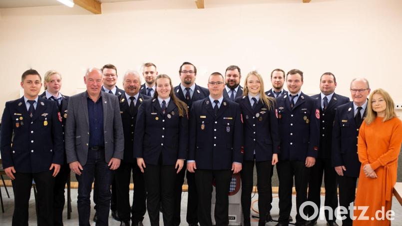 Beförderungen und Lehrgänge: v.l. Stefan Schiedermeier, Bettina Thaler, Roland Strehl, Tobias Schneider, Fredi Weiß´, Dominik Piehler, Lena Lassen, Alwin Holzner, Daniel Pohl, Stephan Horst, Anna-Lena Käsmann, Wolfgang Holzner, Rald Maule, Matthias Götz, Hubert Blödt, Veronika Frenzel Bild: e