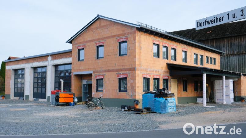 Der Neubau des Feuerwehrgerätehauses in Vorbach geht zügig voran. Auch das Engagement der Wehrmänner ist bemerkenswert. Viele Malerarbeiten übernehmen die Brandschützer. Als einer der letzten Gewerke vergab der Gemeinderat die Arbeiten für die Außenanlagen. Bild: do
