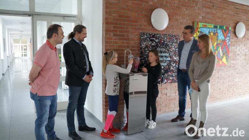 Konrektorin Stefanie Hauser bedankt sich bei Florian Schwindler und Alexander Ried vom Elternbeirat sowie bei Christian Schneider vom Rotary Club (von links) für die Anschaffung eines Wasserspenders für die Grundschule. Bild: wel