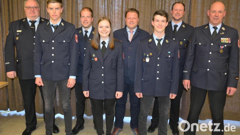 Neue Sprecher hat die Jugendfeuerwehr Mitterteich gewählt. Im Bild (von links) Kreisjugendwart Wolfgang Bauer, Jakob Nerlich, Feuerwehr-Vorsitzender Christian Grillmeier, Jugendsprecherin Hannah Seitz, Bürgermeister Stefan Grillmeier, Marc Schwartling, Jugendwart Johannes Schmid und Kommandant Franz Bauernfeind. Bild: jr