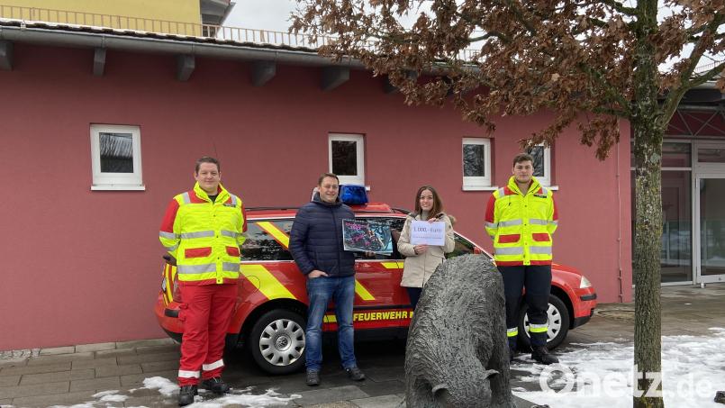 Die First Responder Ursensollen erhalten eine 1000-Euro-Spende (von links): Simon Streher, Marco Preissler, Annika Freyja Kahle und Hendrik Kahle. Bild: egl
