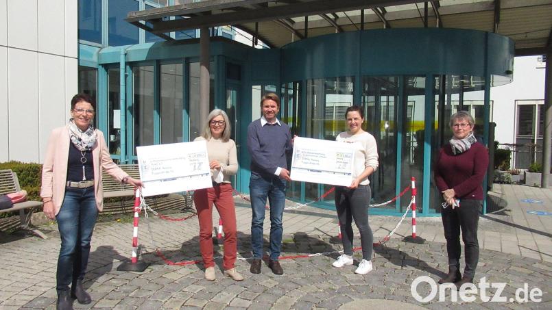 Von links: Margit Meier, Vorsitzende von Flika; Matthias Eckl, Außenstellenleiter Dekra; Christa Kiener, Dekra; Lydia Moosburger und Christina Neiß vom Kinderpalliativteam Ostbayern Bild: Klinikum/Dietl/exb