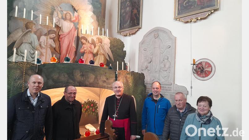 Bischof Rudolf Voderholzer besichtigte das &quot;Heiliige Grab&quot; in der Pfarrkirche in Beidl. Mit dabei waren (von links) Zweiter Bürgermeister Markus Preisinger und Pfarrer Thomas Thiermann sowie (von rechts) das Mesnerehepaar Vollath und Pfarrgemeinderatssprecher Michael Vollath. Bild: Pfarrei Beidl/exb