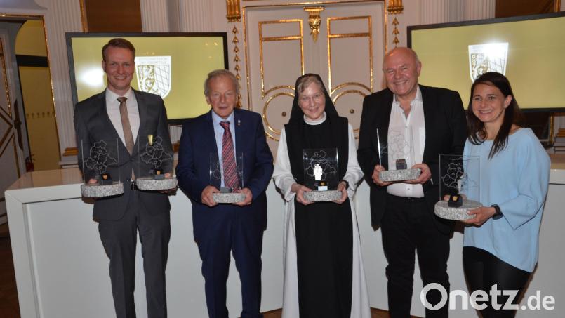 Die ersten "Botschafter der Oberpfalz" wurden gestern ernannt. Ausgezeichnet wurden (v.l.): Unternehmer Johannes Ehrnsperger, Wissenschaftler Gerd Hirzinger, Äbtissin Laetitia Fech, Kabarettist Toni Lauerer und Sportschützin Monika Karsch. Bild: Thomas Harmsen