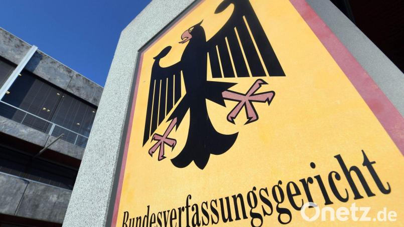Ein Hinweisschild mit dem Schriftzug „Bundesverfassungsgericht“. Bild: Uli Deck/dpa