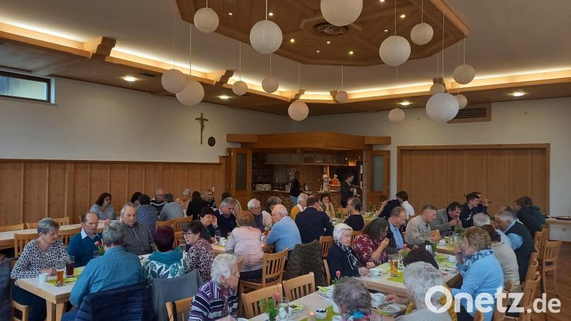 Im Saal des Schützenhauses hatten sich die Senioren neben einem witzigen Programm auch viel zu erzählen. Bild: Martin Wiesend/exb