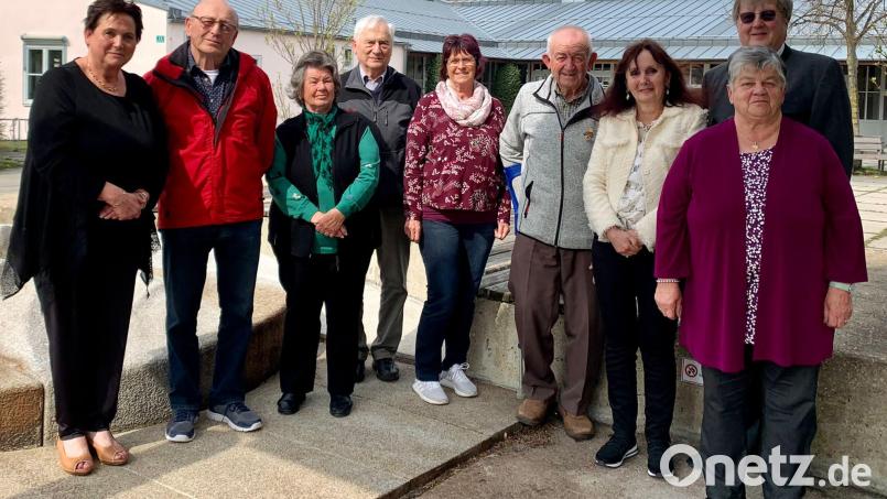 Vorsitzende Gerdi Gradl (links) freut sich über die langjährigem Treue zum Verein, zusammen mit Zweiter Bürgermeisterin Johanna Mertins und dem Kreisvorsitzenden Alfred Kerschner (hinten rechts). Bild: Laura Krone/exb