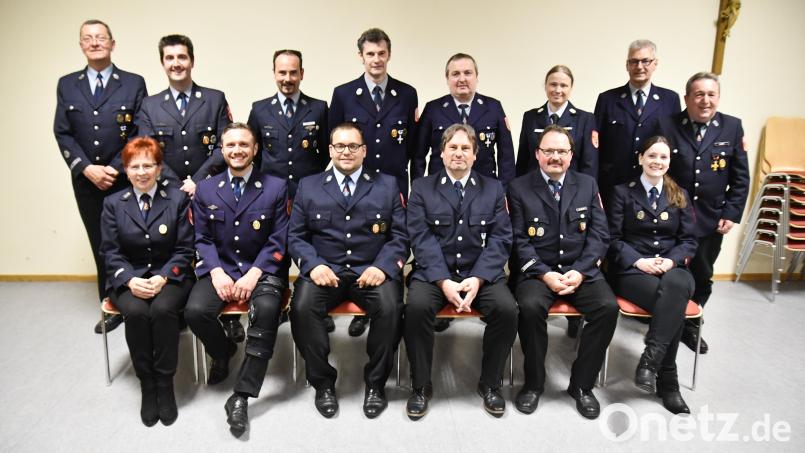 Der neue Vorstand der Feuerwehr Schirmitz um Vorsitzenden Andreas Hochwart (vorne, Dritter von rechts) und Kommandant Bernhard Eckert (hinten, Zweiter von links). Unter anderem gratulieren Bürgermeister Ernst Lenk (sitzend, Zweiter von links) und Kreisbrandmeisterin Carola Adam (hinten, Dritte von rechts) zur Wahl. Bild: hcz