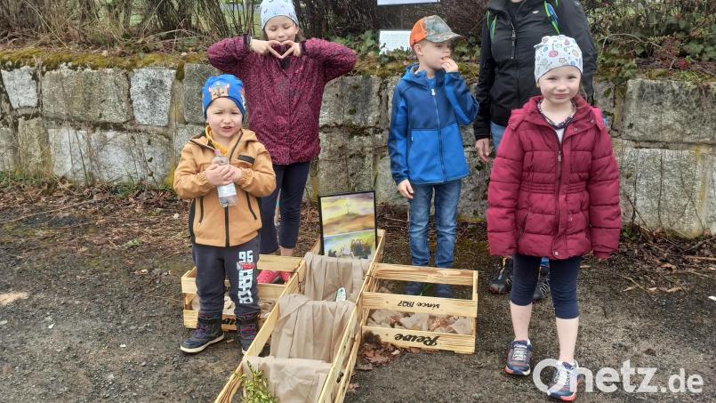 Am Friedhof war ein Kreuz aus Obstkisten aufgebaut, in die Steine gelegt werden konnten. Symbolisch entledigten sich die Kinder und Erwachsenen so einer Last oder eines Fehlverhaltens. Bild: Gemeinde Kulmain/exb