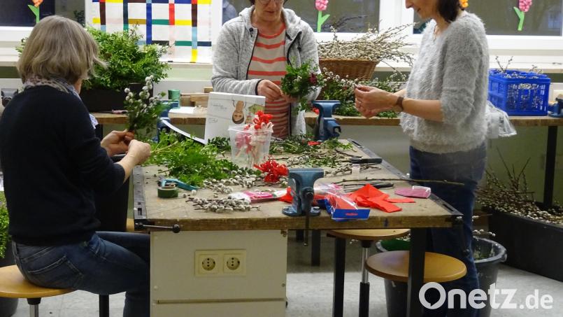 Fleißig hatten die Frauen des KDFB Waldthurn vor Ostern gewerkelt – nun konnten sie 1500 Euro an die Ukrainehilfe und Unterstützung von Flüchtlingen überweisen. Bild: fvo