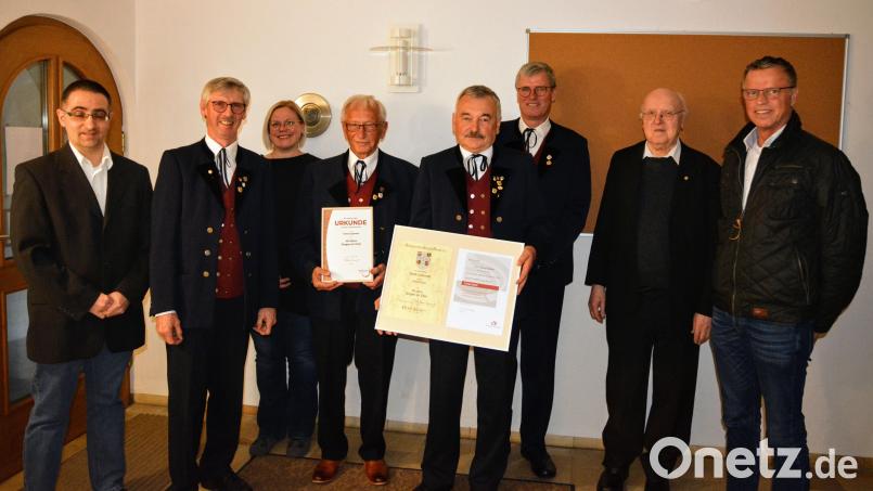 Der Männerchor Ehenfeld ehrt zwei langjährige Sänger (von links): Christian Fink von der Sängergruppe Amberg, Vorstand Wolfgang Falk, Chorleiterin Saskia Krügelstein, die Geehrten Helmut Sperber und Georg Kustner, 2. Vorsitzender Sepp Falk, Ruhestandspfarrer Konrad Kummer und Bürgermeister Hermann Falk. Bild: fdl