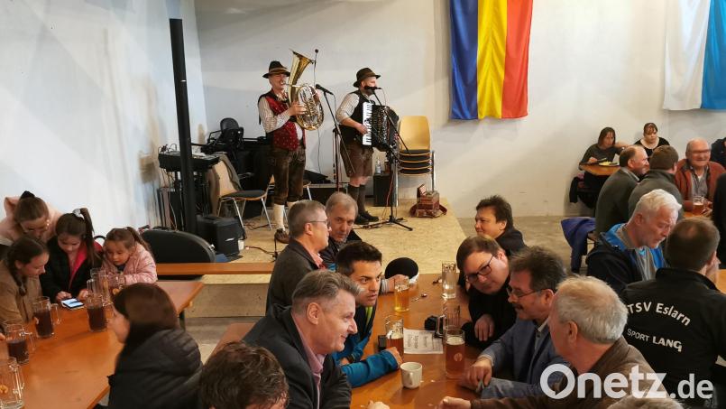 Bürgermeister Reiner Gäbl (Mitte, vorne, Zweiter von links) und Regionalmanager Christian Karl (Mitte, Zweiter von rechts) mit Vertretern aus verschiedenen Kommunen genießen den Frühschoppen mit den &quot;Schneidig&#039;n&quot;. Bild: gz