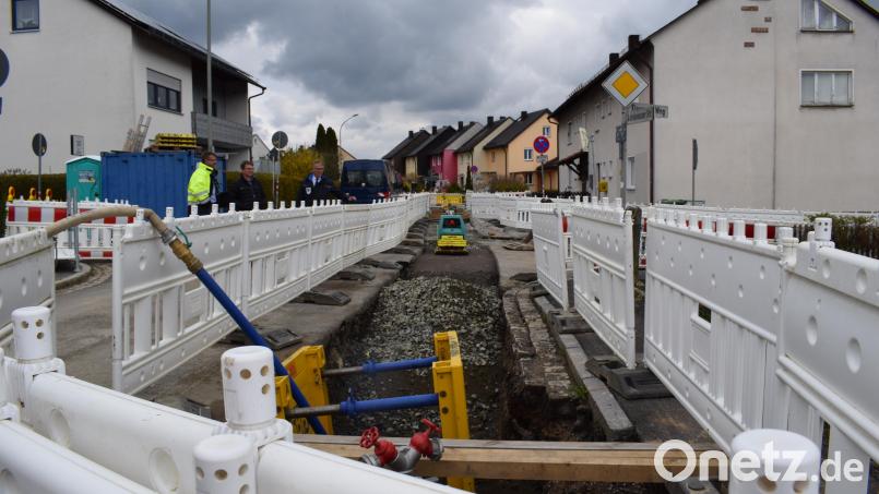 Seit April ist der letzte Bauabschnitt der Kanal- und Wasserleitungserneuerung in der Kleinklenauer Straße in Arbeit. Die Straße ist zwischen 9. Mai bis voraussichtlich 30. September von der Abzweigung Kanonikus-Mehler-Straße bis zur Dr.-Karl-Forster-Straße komplett gesperrt. Bild: szl