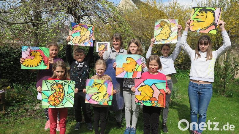 Sehr zufrieden war Susanne Vonhoff (hinten Bildmitte) mit den Bildern, bei denen das Bild „Tiger“ von Franz Marc als Vorlage diente. Bild: jzk