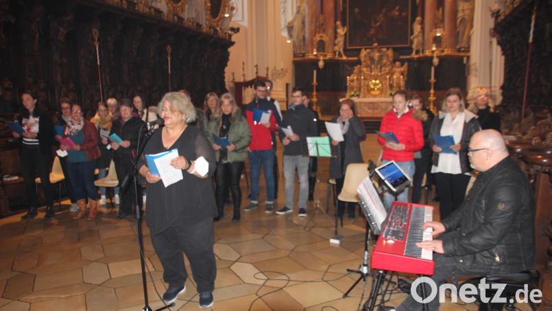 Ramona Fink (Mitte) und &quot;Mäx&quot; Braun am Keyboard begeisterten mit ihrem Gospel-Workshop-Chor die Gottesdienstbesucher in der Basilika. Bild: kro