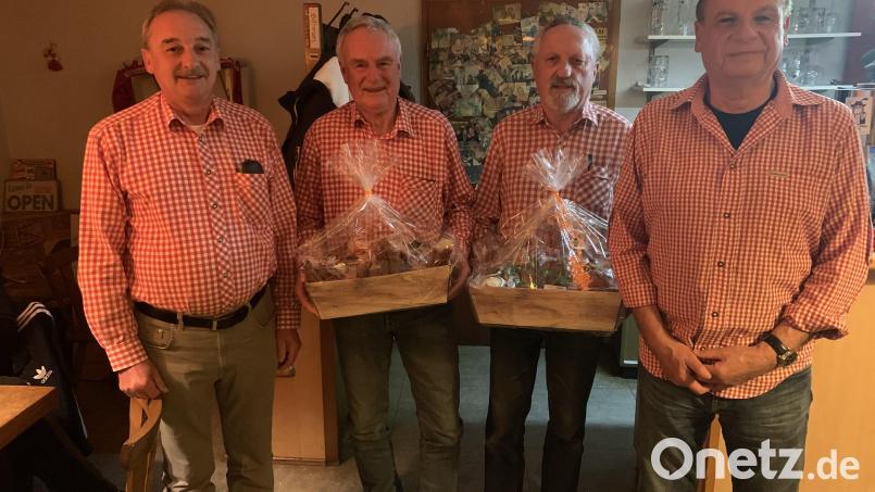 Zweiter Vorsitzender Reinhard Grüner, Karl Schedl, Josef Schmid und Vorsitzender Günther Liebs (von links) stellen sich für ein Erinnerungsfoto auf. Bild: tok