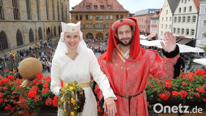 2019 schlüpften Ulrike Schröder und Fabian Kammholz in die Rollen des Amberger Hochzeitspaars. Heuer sucht der Verein Cantus Ferrum wieder zwei neue Darsteller. Archivbild: Wolfgang Steinbacher