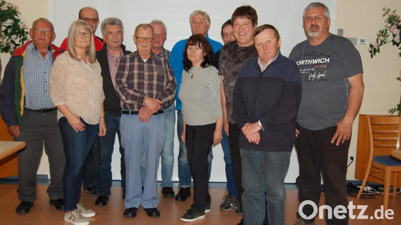 Die neue, alte Vorstandsmannschaft steht in Treue zum Wanderverein. Bild: az