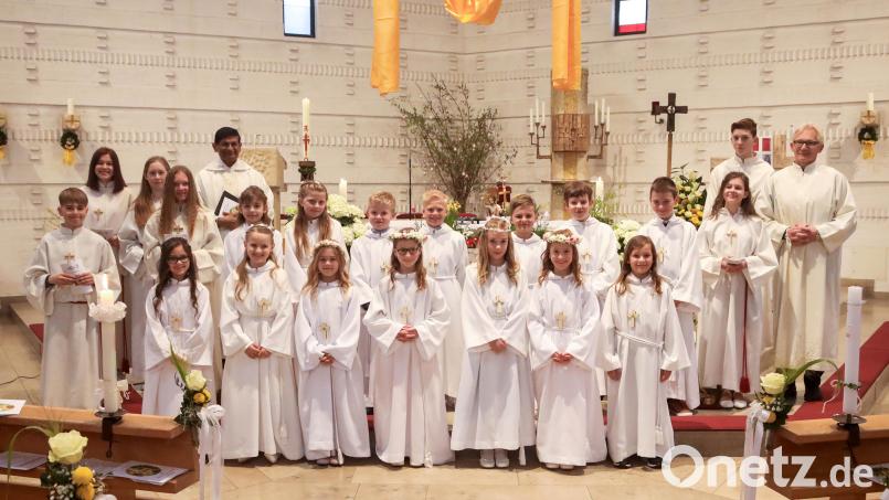 Die 14 Kommunionkinder in alphabetischer Reihenfolge: Dominika Albersdörfer, Maximilian Duwe, Leni Brütting, Lea Friedl, Mia Friedl, Sara Heringklee, Julius Karl, Tamia Kedrowski, Mila Kißler, Fiona Kraus, Max Kroher, Leopold Lobenhofer, Luca Müller und Benedikt Raps. Bild: exb/Foto Creativ