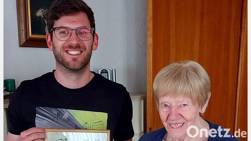 Sportwart Uwe Rupprecht überreichte Erna Thümmler die Ehrenurkunde sowie die Chronik über die 60-jährige Vereinsgeschichte. Bild: ruw