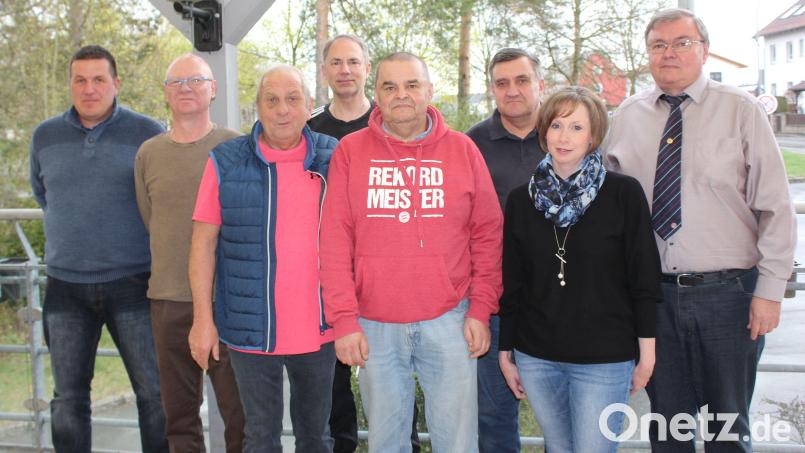 Der FC-Bayern-Fanclub setzt auf Kontinuität: Vorsitzender Hans Heibl (vorne rechts) geht in sein 34. und 35.Jahr. Er hat bewährte Führungsleute an seiner Seite. Bild: bk