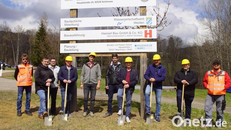 Der Spatenstich bei der Kläranlage in Waldhäuser symbolisiert den formellen Baubeginn für die Abwasseranlage der Gemeinde Stadlern. Bild: mmj