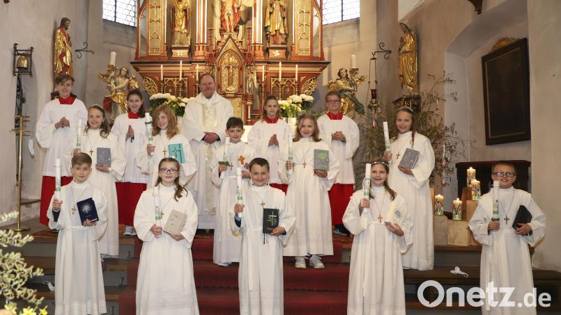 Zehn Jungen und Mädchen feierten am Sonntag in der historischen Dorfkirche St. Margaretha in Kastl die erste heilige Kommunion. Pfarrer Heribert Stretz erinnerte mit dem Vergleich zu einem Baum, wie Jesus seinen Gläubigen Halt im Leben gibt. Bild: Berthold Baumann/exb