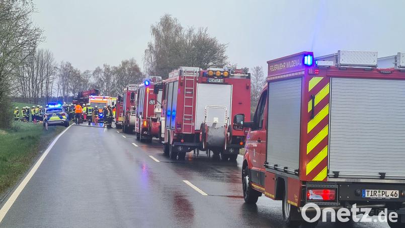 Die Feuerwehren mussten die beiden Autofahrer mit hydraulischem Gerät befreien. Bild: rw