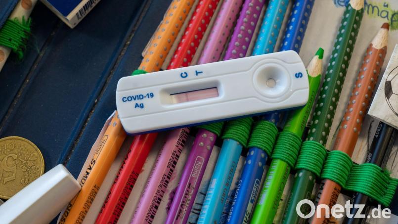 Eine Testkassette für die Durchführung eines Corona-Schnelltests liegt auf einem Federmäppchen. Symbolbild: Peter Kneffel/dpa