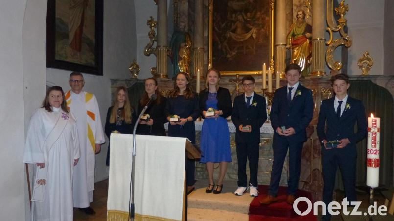 Die Konfirmanden und die Vertreter der Kirchengemeinde. Bild: hme
