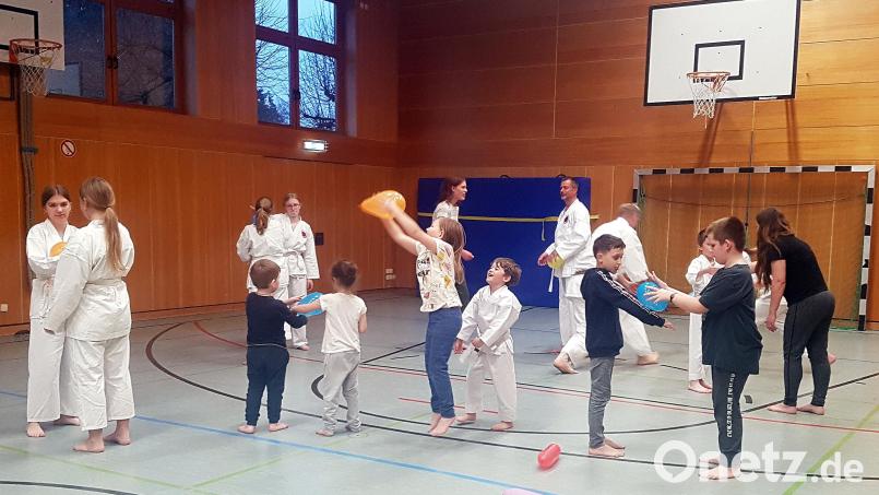 Im Karate-Dojo Störnstein trainieren Weißgurtschüler mit Einsteigern aus der Ukraine – das kommt bei allen Beteiligten gut an. Bild: bgm