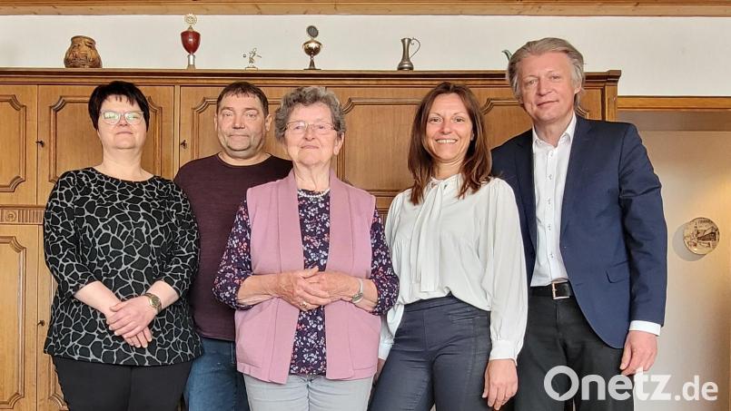 Die Jubilarin Anna Kost (Mitte) freute sich über die zahlreichen Gäste. Im Bild Bürgermeister Lothar Müller (rechts) und Tochter Claudia Kost sowie (von links) Tochter Christine Gerber mit Ehemann Ludwig. Bild: flt