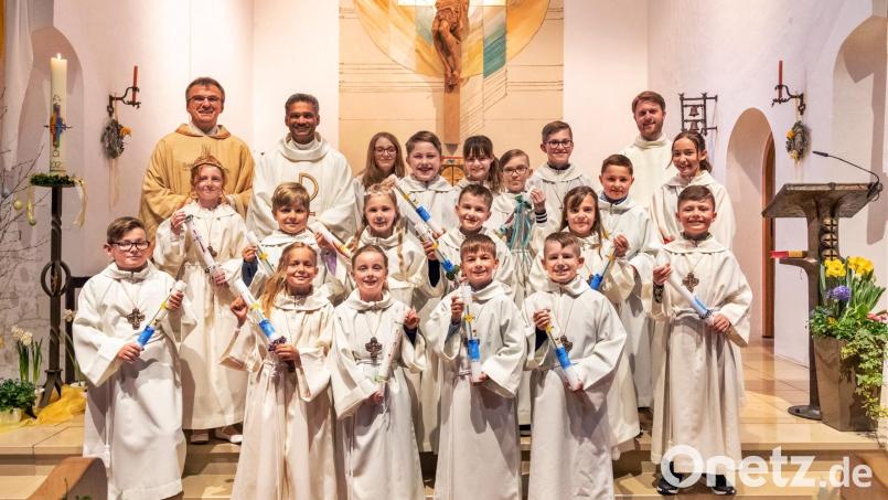 Eine große Gruppe an Erstkommunikanten ging zum ersten Mal zum Tisch des Herrn. Den Gottesdienst feierten Pater Joy (hinten, Zweiter von links) als Hauptzelebrant und Pfarrer Martin Besold (hinten links) in Konzelebration. Pastoralreferent Maximilian Pravida (hinten rechts) sorgte mit Hinweisen und Erklärungen dafür, dass der Gottesdienst reibungslos ablief. Bild: Juliane Eberle/exb