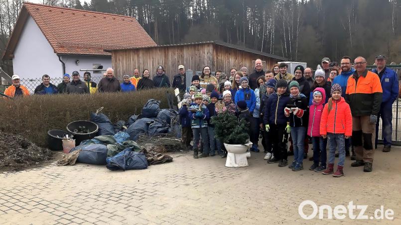 An der Rama-Dama-Aktion unter der Federführung des OWV um Vorsitzenden Peter Hasenfürter (Zweiter von rechts) beteiligten sich rund 60 Leute. Unterstützung leistete die Marktgemeinde Falkenberg, vertreten von Bürgermeister Matthias Grundler (Dritter von rechts). Bild: wro