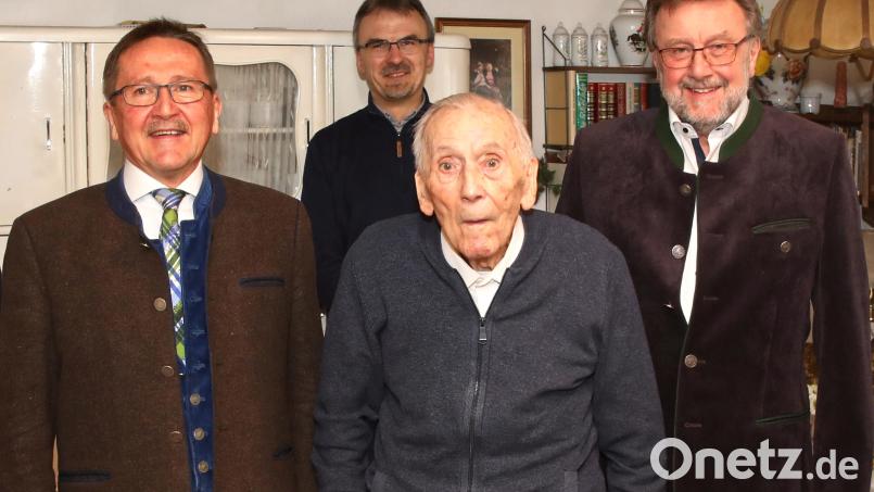Schneidermeister Eduard Donko an seinem 100. Geburtstag mit seinen beiden Söhnen Bürgermeister a. D. Hans Donko (links) und Rudolf Donko (rechts). Mit auf dem Bild (im Hintergrund) Pfarrer Martin Besold. Archivbild: njn