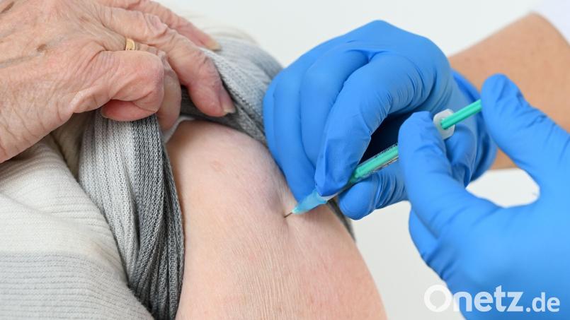 Viele Senioren im Landkreis und der Stadt Amberg sind unsicher, ob eine zweite Auffrischimpfung für sie notwendig ist. Doch: Die Ständige Impfkommission hat die zweite Auffrischimpfung für alle Senioren ab 70 empfohlen. Symbolbild: Uwe Zucchi/dpa