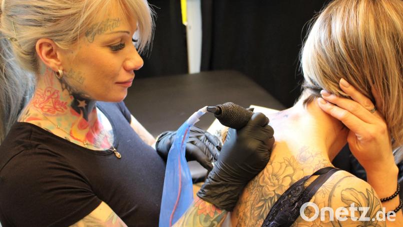 2019 fand die letzte Tattoo-Expo von Veranstalter Helmut Ziegler statt. Dort ließ sich eine Dame im Amberger ACC von einer Künstlerin ein Motiv stechen. Archivbild: Dagmar Williamson, dwi